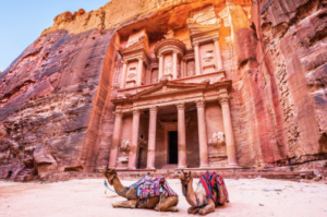 Petra es una de las siete maravillas del mundo y una parada obligatoria para quienes visiten Jordania.
