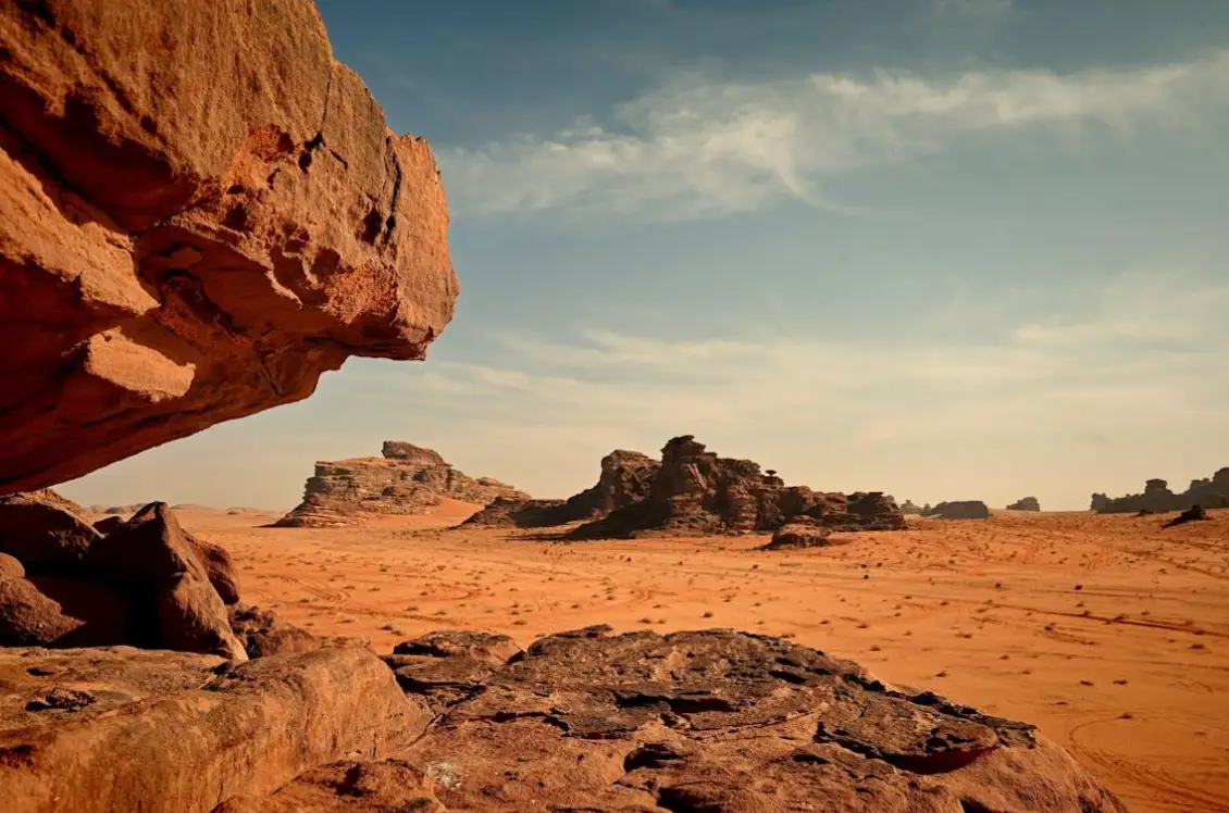 Que hacer en el desierto de Wadi Rum, la región montañosa declarada Patrimonio de la Humanidad por la Unesco.‌